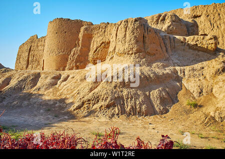 Sito archeologico di difensiva medievale adobe fortezza, denominato Ghal'eh Jalali, Kashan, Iran Foto Stock