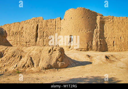 Ghal'eh Jalali fortezza di argilla è raffinato esempio del borgo medievale di costruzione difensiva con alte mura e torri rotonde, Kashan, Iran Foto Stock