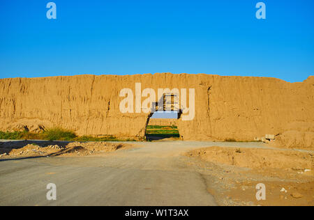 La vista su alti Ghaleh Jalali parete con un gap, portando all'interno della fortezza, Kashan, Iran Foto Stock