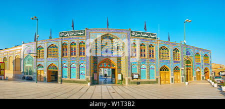 ARAN-O-BIDGOL, IRAN - 23 ottobre 2017: Panorama della facciata di Imamzadeh Helal Ali santo santuario ornato di portale (iwan) decorato con raffinati tilewo Foto Stock