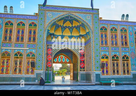 ARAN-O-BIDGOL, IRAN - 23 ottobre 2017: Il mattone portal (iwan) di Imamzadeh Helal Ali santo santuario con muqarnas arch, piastrelle color turchese con motivi un Foto Stock