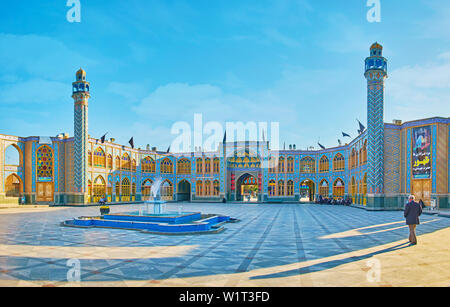 ARAN-O-BIDGOL, IRAN - 23 ottobre 2017: Esplorare il sahn (CORTILE) di Imamzadeh Helal Ali santo santuario, famosa per l'architettura unica e ricca d Foto Stock