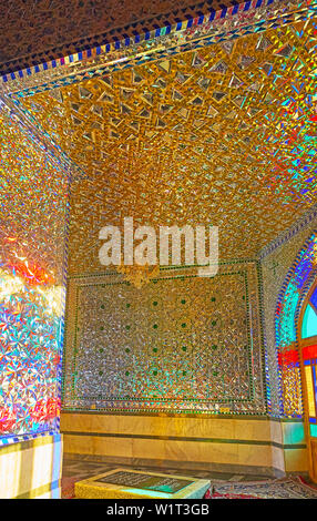 ARAN-O-BIDGOL, IRAN - 23 ottobre 2017: la splendida sala specchi di Imamzadeh Helal Ali santo santuario con belle geometrici e modelli stellari di piccole Foto Stock