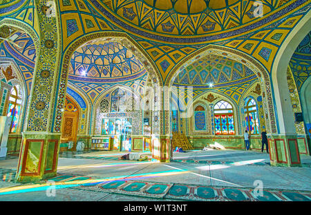 ARAN-O-BIDGOL, IRAN - 23 ottobre 2017: il grande interno del Imamzadeh Helal Ali santuario islamico tradizionali schemi di posa, mosaico, mirrorwo Foto Stock