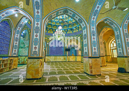 ARAN-O-BIDGOL, IRAN - 23 ottobre 2017: interni di Imamzadeh Helal Ali santo santuario ha tradizionali decorazioni islamica, come arabeschi, coranica c Foto Stock