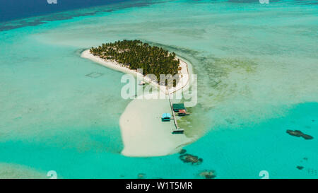 Isola tropicale nell'oceano con palme sulla spiaggia di sabbia bianca. Onok Isola, Balabac, Filippine. Estate viaggi e concetto di vacanza Foto Stock