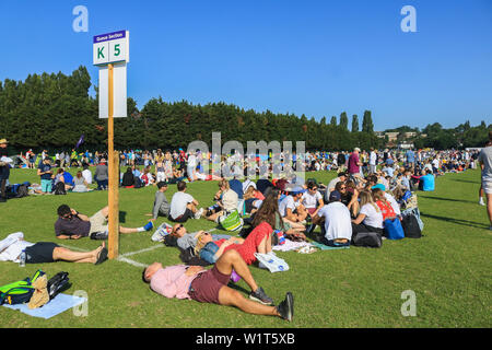 Centinaia di ticket-meno gli appassionati di tennis coda di prima mattina fuori All England Lawn il giorno tre del Wimbledon Lawn campionati. Foto Stock