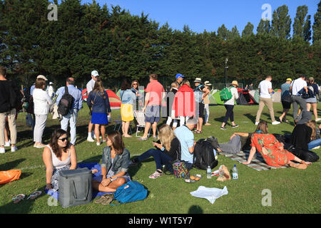 Centinaia di ticket-meno gli appassionati di tennis coda di prima mattina fuori All England Lawn il giorno tre del Wimbledon Lawn campionati. Foto Stock