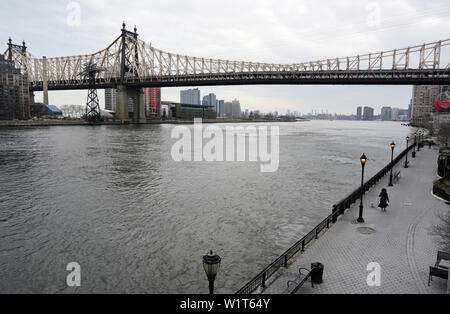 Il Queensboro Bridge, 59th Street Bridge e l'East River, NY, guardando a sud di Manhattan Upper East Side Foto Stock