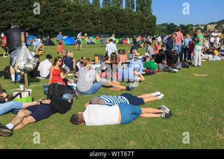 Centinaia di ticket-meno gli appassionati di tennis coda di prima mattina fuori All England Lawn il giorno tre del Wimbledon Lawn campionati. Foto Stock