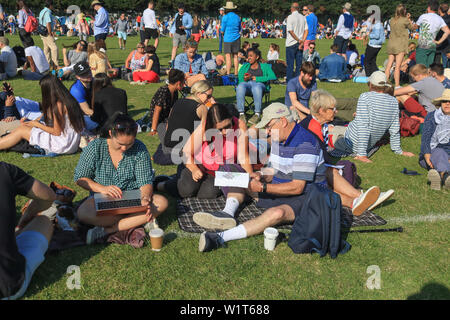 Centinaia di ticket-meno gli appassionati di tennis coda di prima mattina fuori All England Lawn il giorno tre del Wimbledon Lawn campionati. Foto Stock