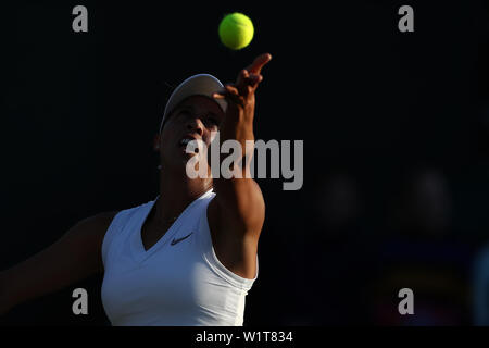 Londra, Regno Unito. Il 3° luglio 2019, All England Lawn Tennis e Croquet Club, Wimbledon, Inghilterra, il Torneo di tennis di Wimbledon, giorno 3; Madison tasti (USA) serve a Polona Hercog (SLO) Foto Stock