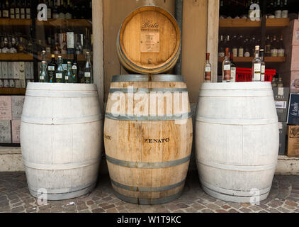 LAZISE, Italia - 6 Maggio 2016: Pubblicità struttura con bottiglie di vino davanti a un negozio di Lazise al Lago di Garda . Italia Foto Stock