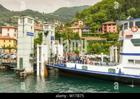 VARENNA, LAGO DI COMO, Italia - Giugno 2019: i passeggeri lo sbarco di una nave traghetto al molo a Varenna sul lago di Como. Foto Stock