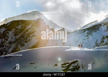 Giovani sciatori escursioni attraverso la neve profonda nel backcountry, Kaprun, Salisburgo, Austria Foto Stock