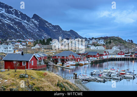 Porto e Fisherman's cabine in Klingenberg, Lofoten, Nordland, Norvegia Foto Stock