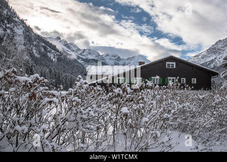 In Germania, in Baviera, Alpi Oberallgaeu, Oberstdorf, Stillachtal, paesaggio invernale, guest house di montagna, vacanze invernali Foto Stock