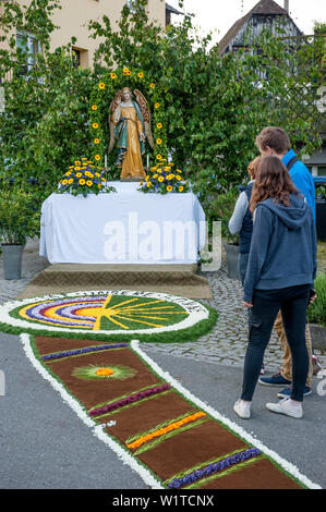 Petali di fiori sul pavimento, tappeti di fiori, il Corpus Domini, la festa del Corpus Domini, processione, Sipplingen, Lago di Costanza, Baden-Wuerttemberg, Germania, Euro Foto Stock