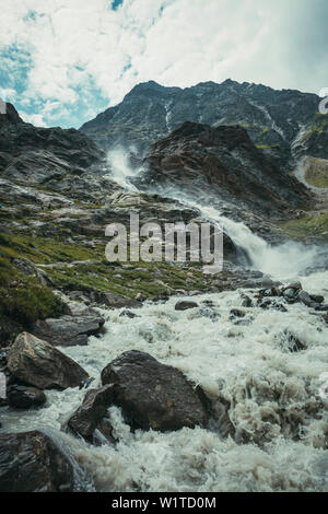 Cascata nella roccia del massiccio con gruppo escursionistico durante la fase di ascesa, E5, Alpenüberquerung, quarto stadio, Skihütte Zams,Pitztal,Lacheralm, Wenns, Gletscherst Foto Stock