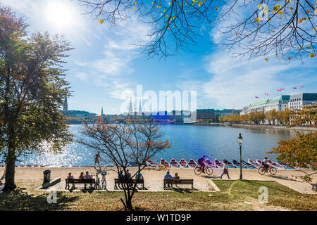 Soleggiata giornata autunnale, Binnenalster, Amburgo, Germania Foto Stock