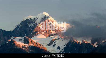 Montagne innevate, Westland Tai Poutini National Park, West Coast, Isola del Sud, Nuova Zelanda, Oceania Foto Stock