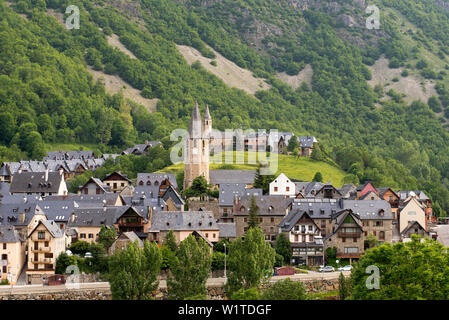 Vista del villaggio di Salardu nell'alta Val d'Aran Foto Stock