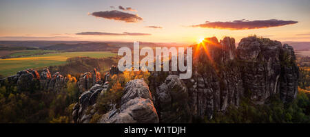 Panorama della Schrammsteine e l'Elba nella ultima luce della sera in primavera, Svizzera Sassone National Park, in Sassonia, Germania Foto Stock