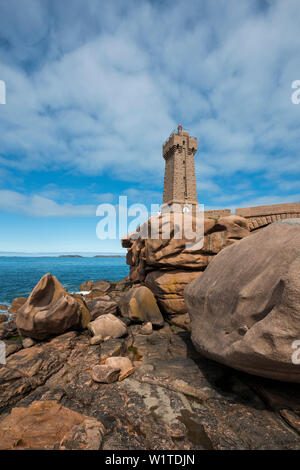 Faro e rocce di granito, Phare de Ploumanac'h o Phare de significa Ruz, Ploumanach, Côte de Granit Rose, Côtes d'Armor Bretagna, Francia Foto Stock