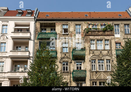 Casa restaurata non ripristinati oltre il vecchio edificio in Prenzlauer Berg di Berlino, Germania Foto Stock