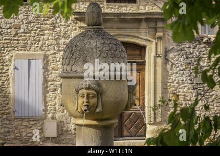 Fontana nel centro della città vecchia di Vaison la Romaine, Cote du Rhone, Drome, Rhone-Alpes, Provenza, Francia Foto Stock