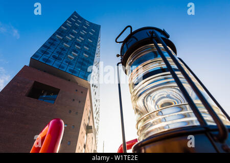 Una luce di navigazione nella parte anteriore del Elbphilharmonie da un basso angolo di visione, Amburgo, Germania Foto Stock