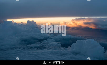 Atmosfera tempestoso tra le nuvole di sera, antenna, Germania meridionale Foto Stock