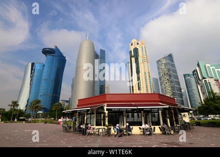 Grattacieli al nord Corniche, Doha, Qatar Foto Stock