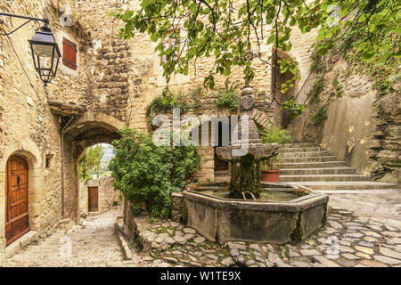 Storica Fontana nel cortile, Le Crestet, Vaucluse Francia, Europa Foto Stock