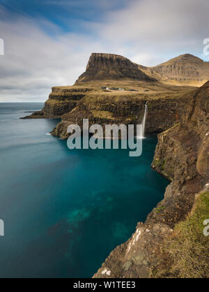 Cascata Gasadalur sull'isola funzionario ministeriale, Isole Faerøer, Danimarca Foto Stock