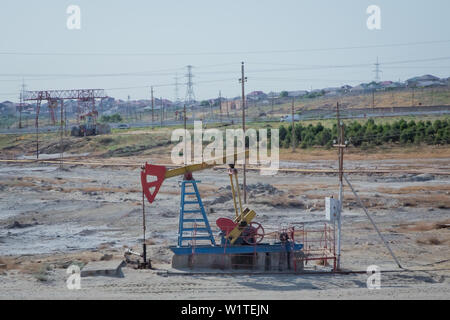 Unità di pompaggio è lavorare in campo petrolifero .il tipo di fascio di equilibrio di manovella unità di pompaggio . Il tipo di fascio di equilibrio di manovella unità di pompaggio . Olio-estrazione enterprise, oilfiel Foto Stock