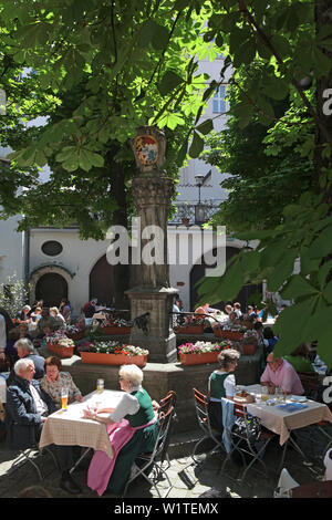 Giardino della birra nel cortile della Hofbraeuhaus, Monaco di Baviera, Baviera, Baviera, Germania Foto Stock