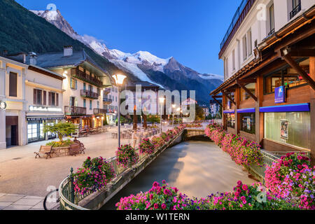 Centro di Chamonix con fiume Arve in serata con Mont Blanc, Chamonix Grajische Alpi, alle Alpi della Savoia, Savoie, Francia Foto Stock
