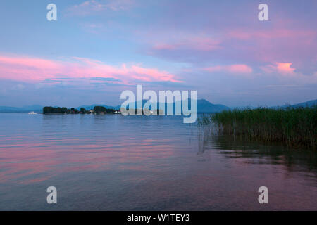 Vista sul Chiemsee di Fraueninsel, vicino Gstadt, Baviera, Germania Foto Stock