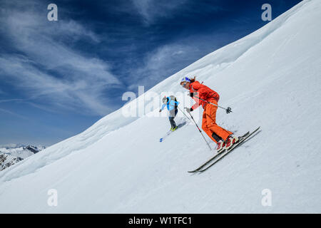 L uomo e la donna backcountry-sci da discesa Rastkogel, Rastkogel, Alpi di Tux, Tirolo, Austria Foto Stock