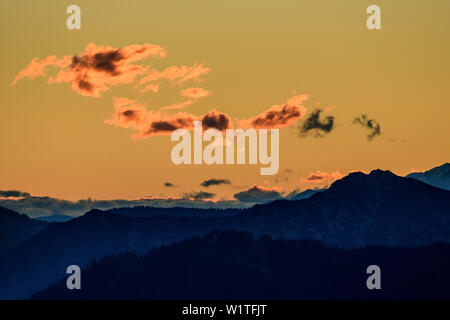 Umore di nuvole al di sopra delle Alpi di Chiemgau, Hochplatte, Chiemgau Alpi, Alta Baviera, Baviera, Germania Foto Stock