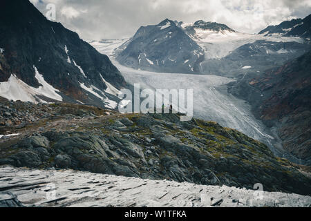 Gli alpinisti che godono di viste sul ghiacciaio Pitztal, E5, Alpenüberquerung, quarto stadio, Skihütte Zams,Pitztal,Lacheralm, Wenns, Gletscherstube, Zams a Braunsch Foto Stock