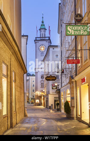 Vista del vicolo Judengasse per Alter Markt e Municipio della Città Vecchia nel centro storico della città vecchia di Salisburgo, Austria, Europa Foto Stock