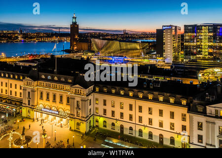 Vista della stazione centrale e Stadhus al crepuscolo, Stoccolma, Stoccolma, Svezia Foto Stock