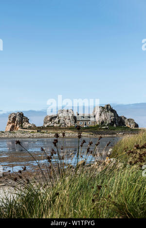 House tra le rocce, Castel Meur, La Gouffre, Plougrescant, Côte de Granit Rose, Cotes d'Armor Bretagna, Francia Foto Stock