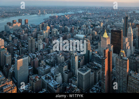 Vista dalla piattaforma di visualizzazione di Empire State Building verso East River, Manhattan NYC, New York City, Stati Uniti d'America, USA, America del Nord Foto Stock