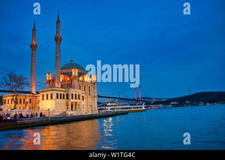 Vista della Moschea Ortakoy nella città di Istanbul in Turchia. Storica Torre e tramonto al Bosforo. Foto Stock