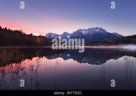 Luttensee, vista di Karwendel, vicino a Mittenwald, Werdenfelser Land di Baviera, Germania Foto Stock