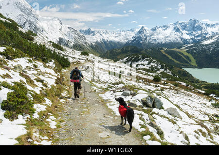 Gli escursionisti sulla strada per la Kopp Dam, Verwall gruppo, Valle di Paznaun in Tirolo, Austria Foto Stock