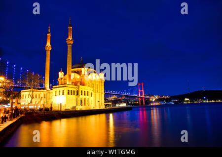 Vista della Moschea Ortakoy nella città di Istanbul in Turchia. Storica Torre e tramonto al Bosforo. Foto Stock